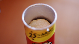 Cómo sacar fácil y rápido todas las patatas de un envase de Pringles y no morir en el intento<em></em>
